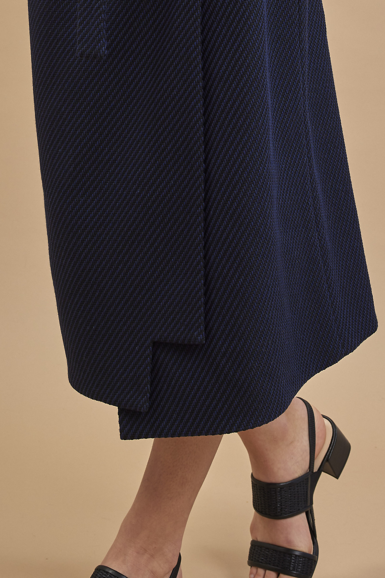 CO24_02_wrap_skirt_darkblue_black_CO24_02_wrap_skirt_darkblue_black_02